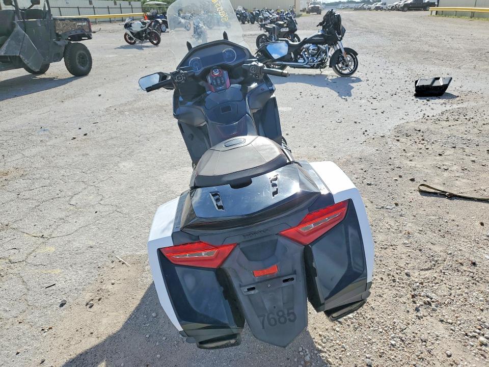 2020 Honda Gl1800c VIN JH2SC7916LK200045 COPART salvage auction — MINOR DENT/SCRATCHES, Tx - Certificate Of Title (P), sold $6,100 on 2026-07-23 (photo 4)
