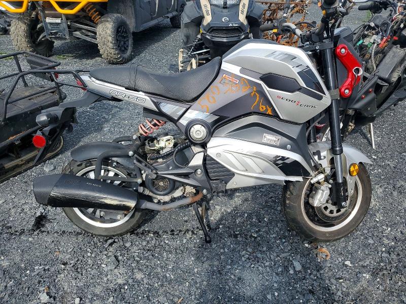 2022 Cf moto Scooter VIN LEHPCB226NR600498 COPART salvage auction — SIDE, QC - IRRECUPERABLE, sold $150 on 2026-10-06 (photo 8)