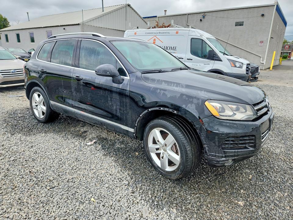 2011 Volkswagen Touareg VIN WVGFF9BP4BD005930 COPART salvage auction — WATER/FLOOD, NJ - CERT OF TITLE-SALVAGE FLOOD, sold $375 on 2026-08-11 (photo 4)