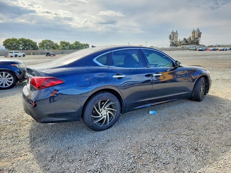 2018 Infiniti Q70 VIN JN1BY1AP2JM180257 COPART salvage auction — SIDE, Ca - Dis/Dlr/Exp Only Clean Title, sold $125 on 2026-07-24 (photo 3)