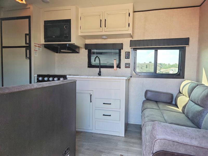 2022 Jaycee Travel trl VIN 1UJBJ0BN8N17V2514 COPART salvage auction — FRONT END, TX - SALVAGE VEHICLE TITLE (P), sold $3,550 on 2026-08-27 (photo 7)