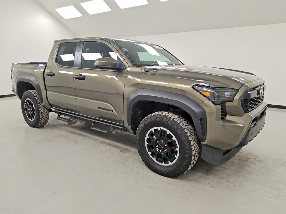 2025 Toyota Tacoma VIN 3TYLC5LN1ST033134 COPART salvage auction — MINOR DENT/SCRATCHES, AL - CERTIFICATE OF TITLE, sold $29,750 on 2026-07-21 (photo 4)