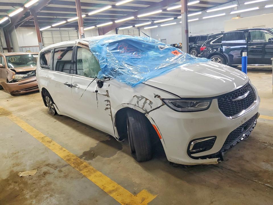 2025 Chrysler Pacifica VIN 2C4RC1S78SR565524 COPART salvage auction — ROLLOVER, Fl - Certificate Of Destruction, sold $7,700 on 2026-09-17 (photo 4)