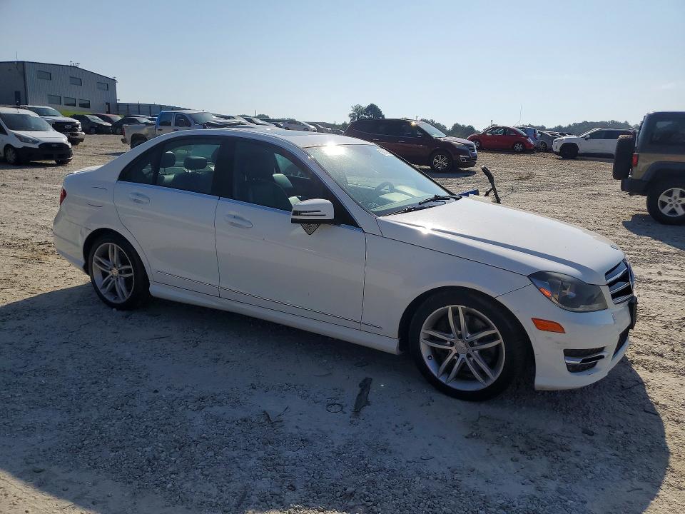 2014 Mercedes-benz VIN WDDGF8AB8ER319506 COPART salvage auction — MINOR DENT/SCRATCHES, Salvage Title, sold $700 on 2026-07-22 (photo 4)