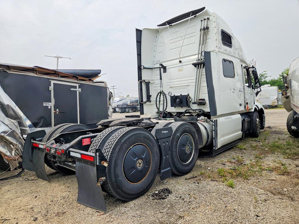 2024 Volvo Vnl VIN 4V4NC9EH2RN340237 COPART salvage auction — ROLLOVER, IN - CERT OF TITLE-SALVAGE TITLE, sold $40,250 on 2026-09-10 (photo 3)