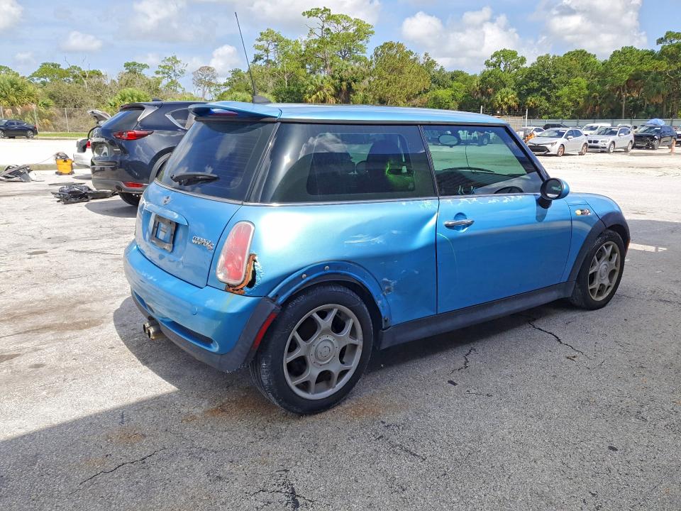 2005 Mini Cooper VIN WMWRE33565TL14014 COPART salvage auction — SIDE, Fl - Cert Of Title Slvg Rebuildable, sold $275 on 2026-08-12 (photo 3)