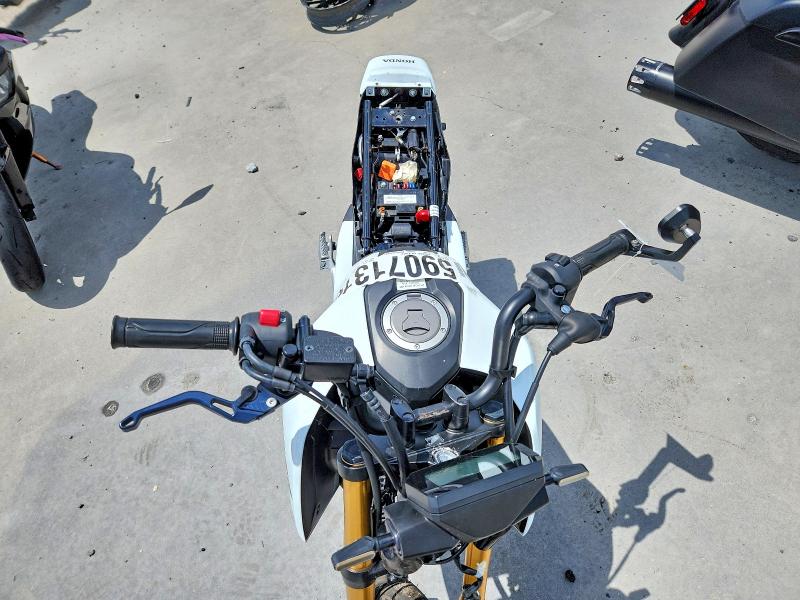 2025 Honda Grom VIN MLHJC9259S5300373 COPART salvage auction — VANDALISM, Fl - Cert Of Title Slvg Rebuildable, sold $750 on 2026-07-16 (photo 5)