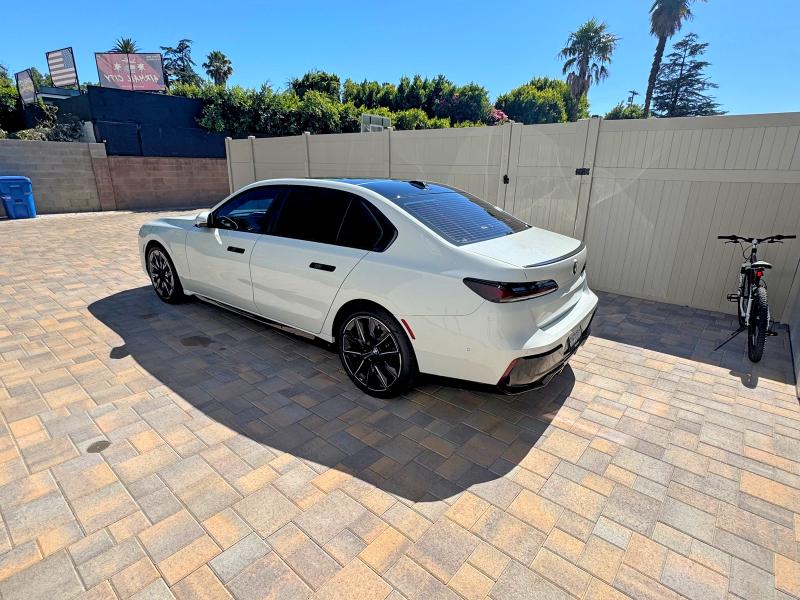 2024 BMW 7er VIN WBA23EH08RCP73339 COPART salvage auction — NORMAL WEAR, Ca - Dis/Dlr/Exp Only Clean Title (P), sold $39,750 on 2026-07-27 (photo 3)
