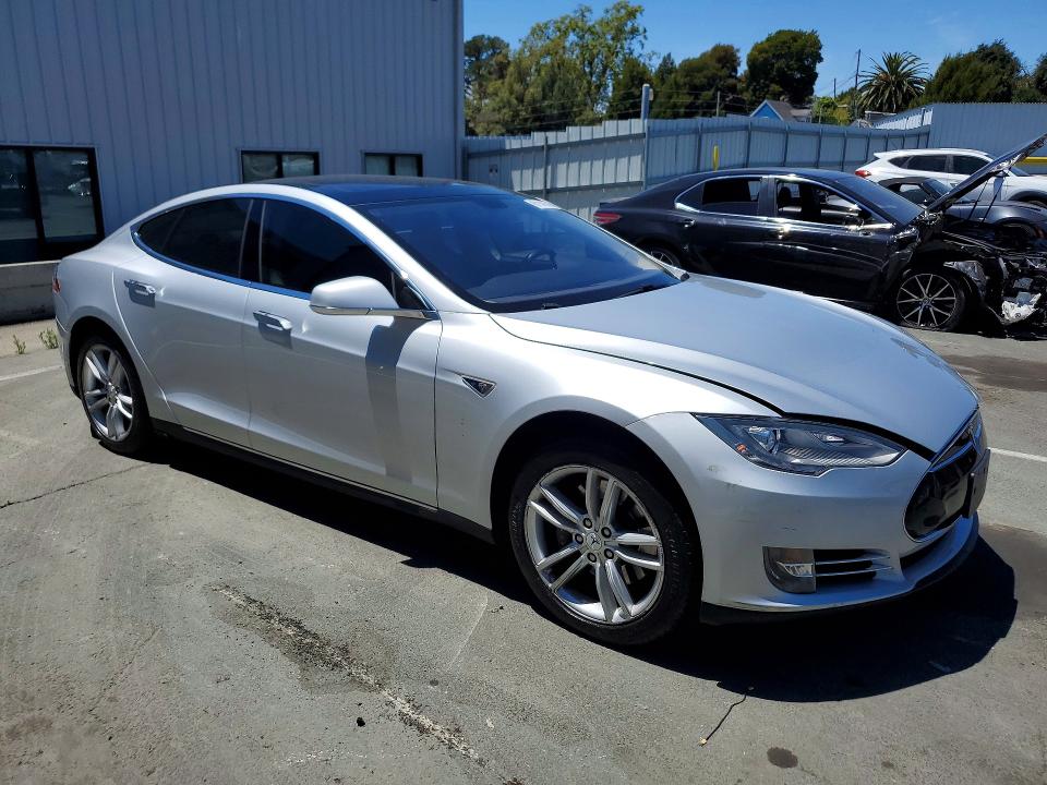 2013 Tesla Model s VIN 5YJSA1CN3DFP13548 COPART salvage auction — MINOR DENT/SCRATCHES, Ca - Dis/Dlr/Exp Only Clean Title, sold $3,500 on 2026-08-01 (photo 4)