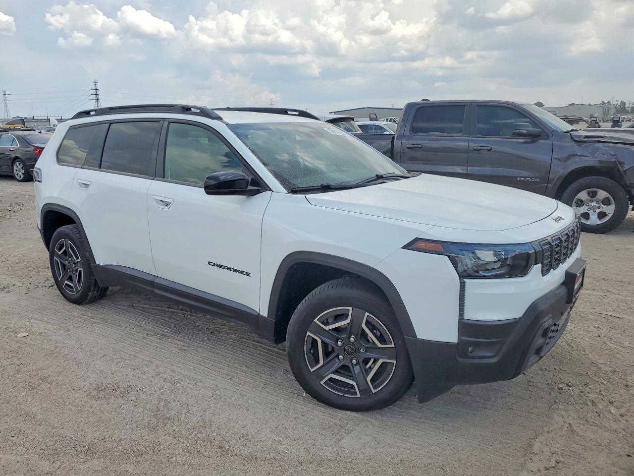2026 Jeep Cherokee VIN 3C4PJMB20TT157312 COPART salvage auction — Side, CO - SALVAGE TITLE, sold $18,000 on 2026-08-04 (photo 4)