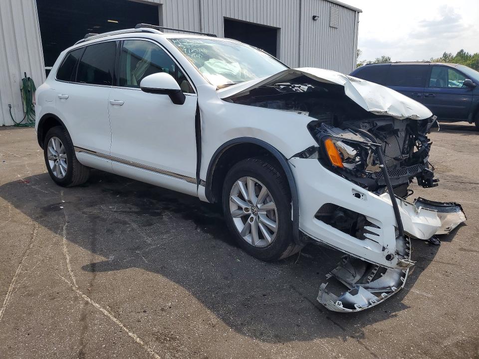 2014 Volkswagen Touareg VIN WVGEP9BP0ED007915 COPART salvage auction — FRONT END, Fl - Cert Of Title Slvg Rebuildable, sold $875 on 2026-08-17 (photo 4)