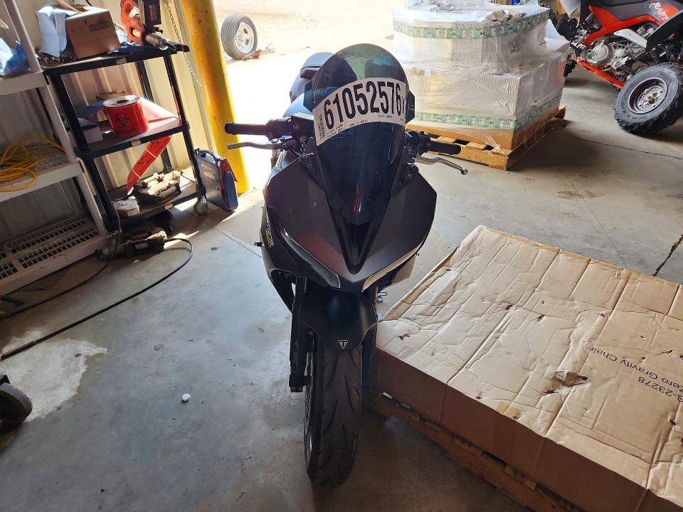 2025 Triumph motorcycle Daytona VIN SMTL23UF4STBU2381 COPART salvage auction — VANDALISM, NM - CERTIFICATE OF TITLE, sold $1,950 on 2026-10-01 (photo 2)