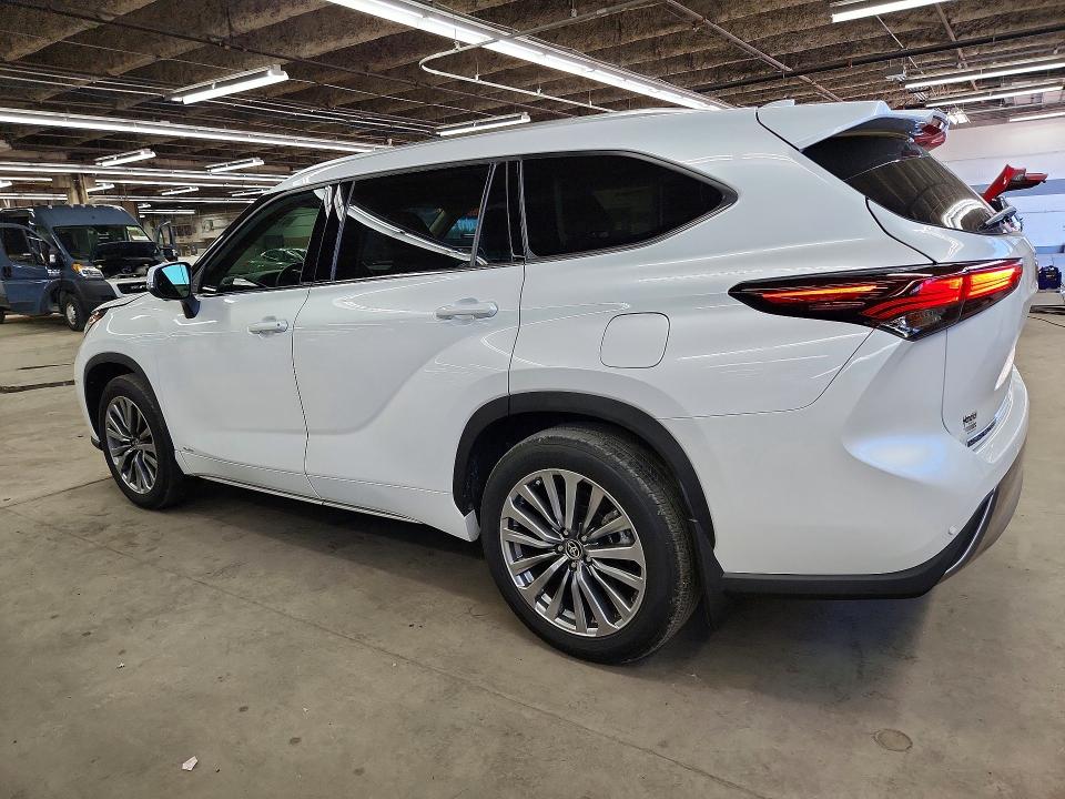 2025 Toyota Highlander hybrid VIN 5TDKBRCH8SS648596 COPART salvage auction — MINOR DENT/SCRATCHES, IN - CERT OF TITLE - REBUILT VEHICL, sold $37,000 on 2026-07-27 (photo 2)