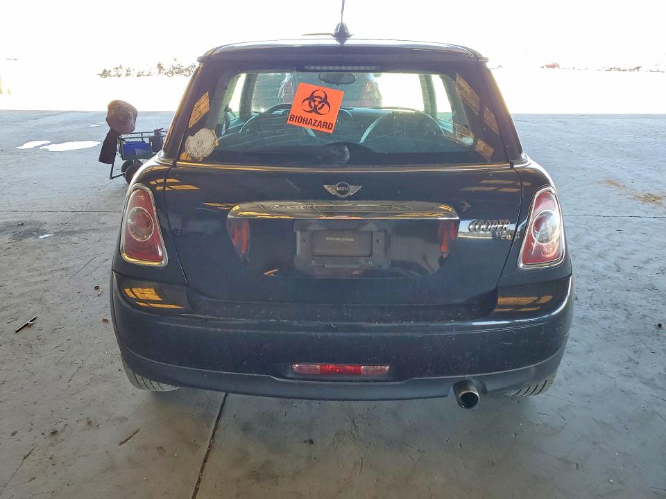 2011 Mini Cooper VIN WMWSU3C5XBT092979 COPART salvage auction — MINOR DENT/SCRATCHES, CA - DIS/DLR/EXP ONLY CLEAN TITLE, sold $375 on 2026-07-27 (photo 6)