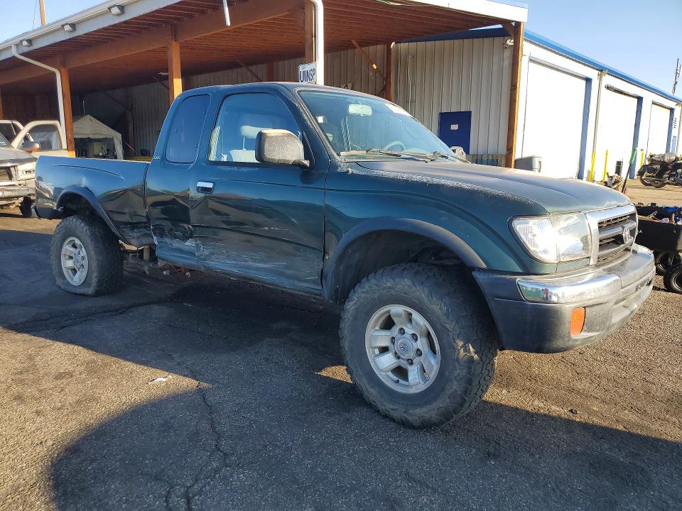2000 Toyota Tacoma VIN 5TEWN72N3YZ717291 COPART salvage auction — ROLLOVER, CO - PUBLIC - SALVAGE TITLE (P), sold $275 on 2026-07-30 (photo 4)