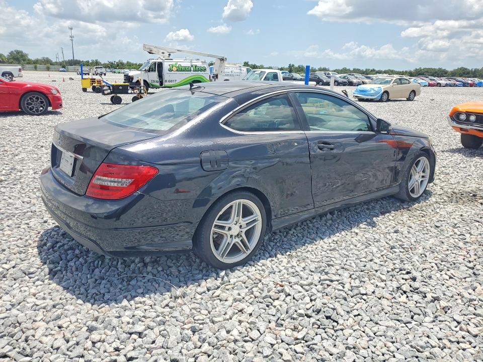 2015 Mercedes-benz C-klasse VIN WDDGJ4HB3FG415988 COPART salvage auction — NORMAL WEAR, Fl - Certificate Of Title, sold $1,300 on 2026-07-31 (photo 3)