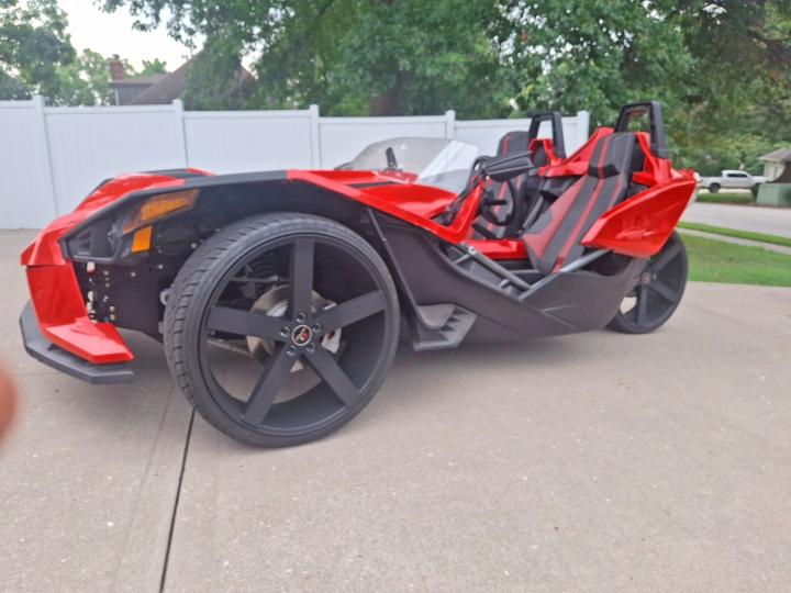 2015 Polaris Slingshot VIN 57XAAPFA2F5103076 COPART salvage auction — NORMAL WEAR, Mo - Cert Of Title-Prior Salvage (P), sold $5,500 on 2026-08-20 (photo 2)