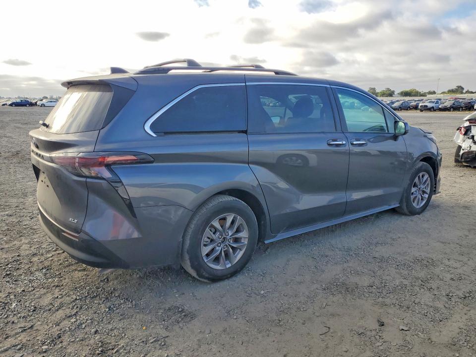 2025 Toyota Sienna VIN 5TDJSKFC6SS225955 COPART salvage auction — SIDE, Salvage Title, sold $12,600 on 2026-07-09 (photo 3)
