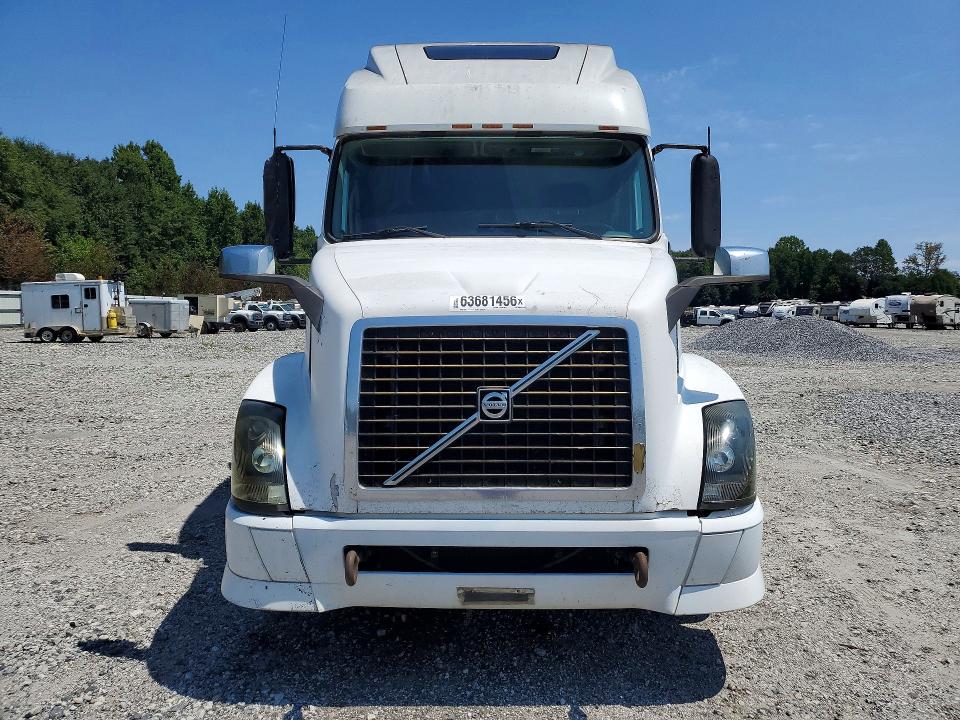 2005 Volvo Vn VIN 4V4NC9GH35N374503 COPART salvage auction — MINOR DENT/SCRATCHES, SC - CERTIFICATE OF TITLE, sold $2,550 on 2026-09-02 (photo 5)