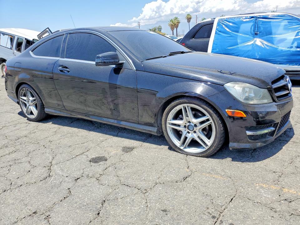 2015 Mercedes-benz C-klasse VIN WDDGJ4HB7FG385734 COPART salvage auction — MINOR DENT/SCRATCHES, Ca - Cert Of Title-Salvaged, sold $1,050 on 2026-07-30 (photo 4)