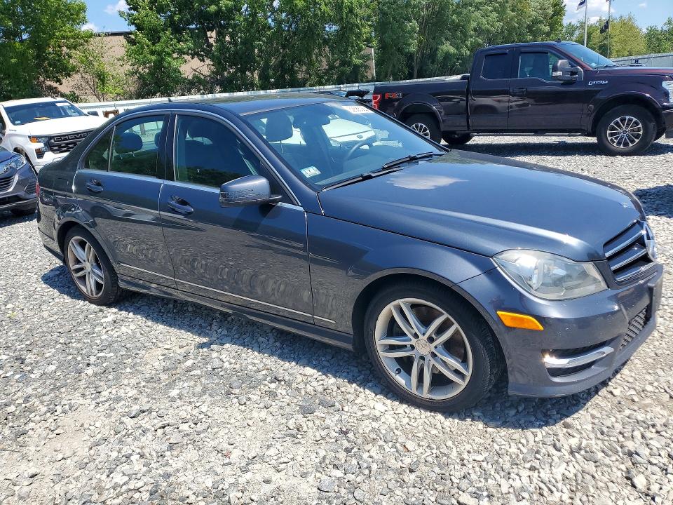 2014 Mercedes-benz VIN WDDGF8AB6EA955811 COPART salvage auction — MINOR DENT/SCRATCHES, Ma - Cert Of Title-Reconstrctd Coll, sold $125 on 2026-07-30 (photo 4)