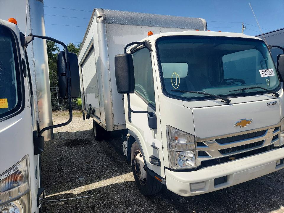 2022 Chevrolet 4500 VIN 54DCDW1D4NS200117 COPART salvage auction — MINOR DENT/SCRATCHES, Fl - Certificate Of Title, sold $9,000 on 2026-07-28 (photo 4)