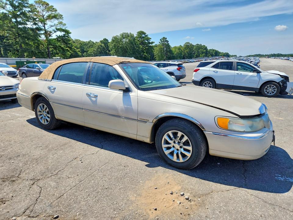 2000 Lincoln TOWN CAR VIN 1LNHM83W7YY765303 COPART salvage auction — MINOR DENT/SCRATCHES, AL - CERTIFICATE OF TITLE (P), sold $225 on 2026-07-29 (photo 4)