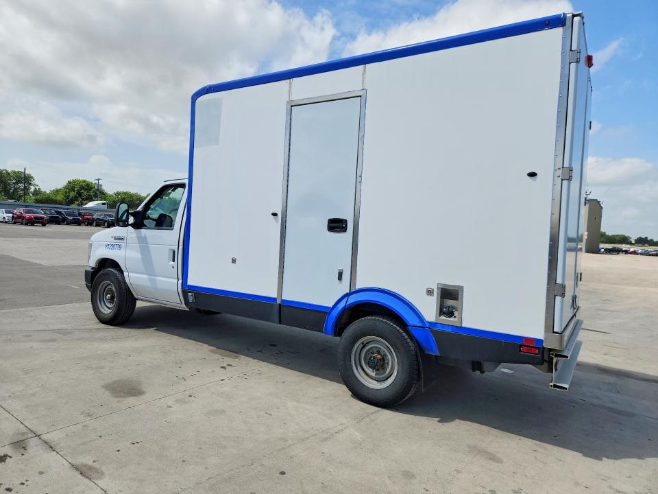 2023 Ford Econoline VIN 1FDWE3FK1PDD26510 COPART salvage auction — NORMAL WEAR, TX - CERTIFICATE OF TITLE, sold $11,500 on 2026-07-27 (photo 2)