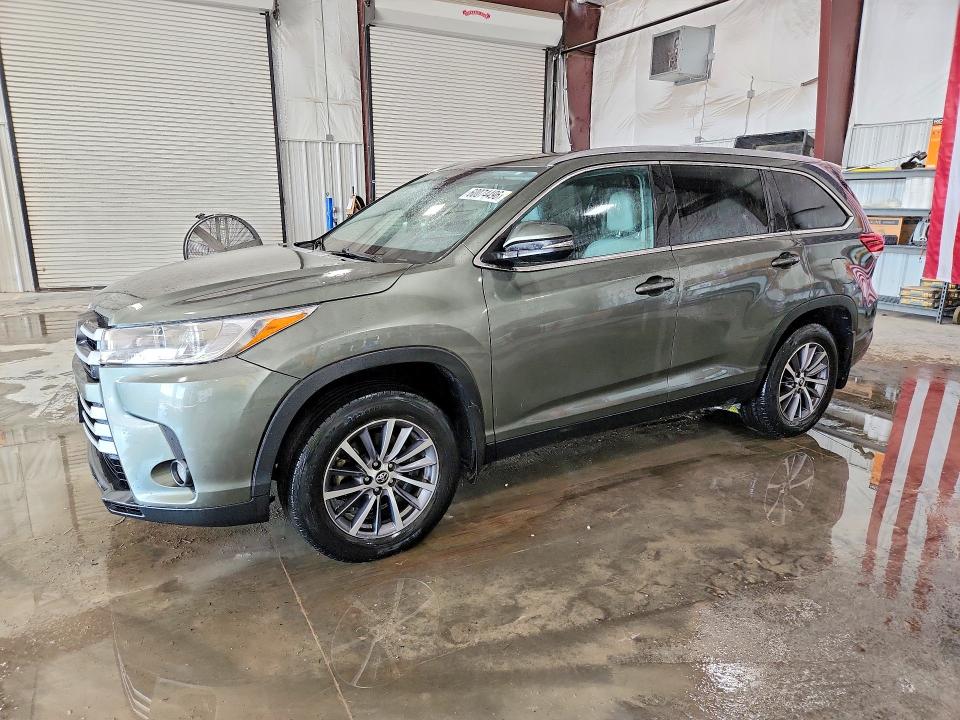 2019 Toyota Highlander VIN 5TDJZRFH7KS979592 — COPART salvage auction photo