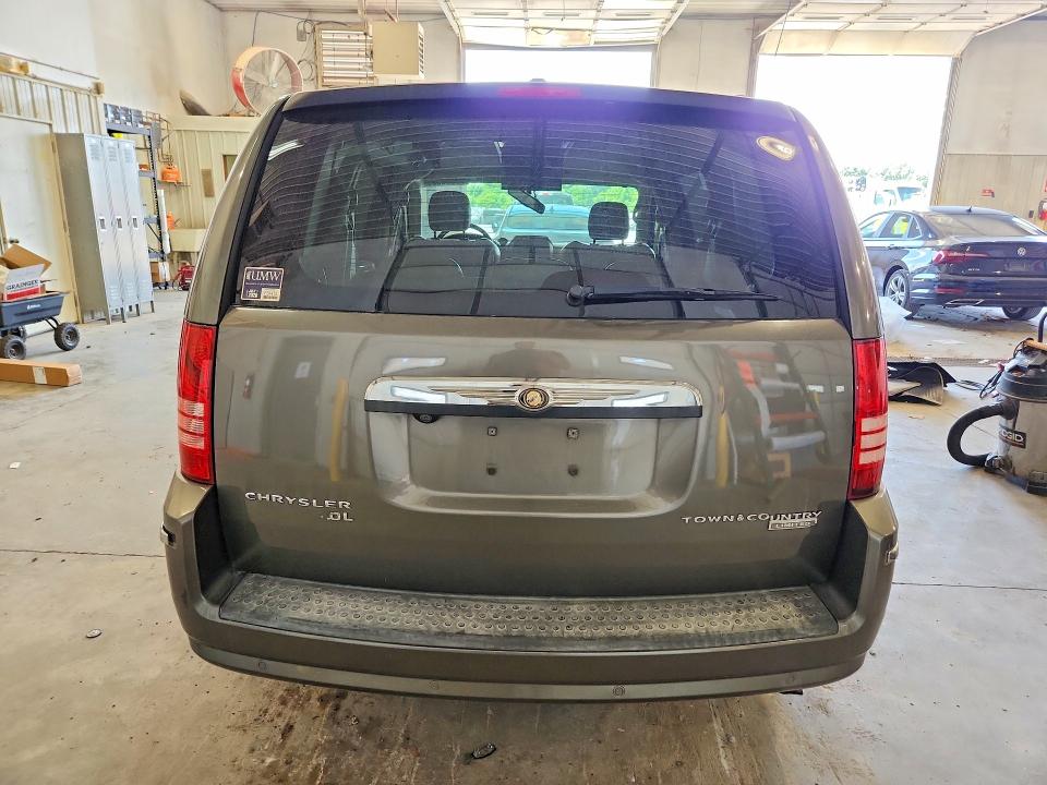 2010 Chrysler Town & country VIN 2A4RR6DX8AR239966 COPART salvage auction — MINOR DENT/SCRATCHES, MO - SALVAGE CERTIFICATE OF TITLE, sold $70 on 2026-07-28 (photo 6)