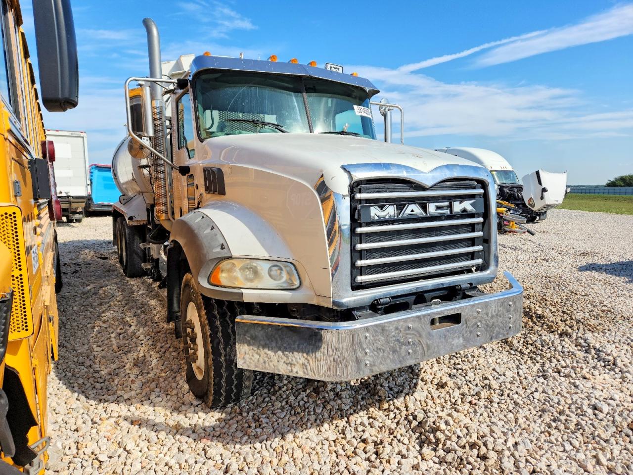 2016 Mack Gu800 VIN 1M2AX13C9GM032357 — COPART salvage auction photo