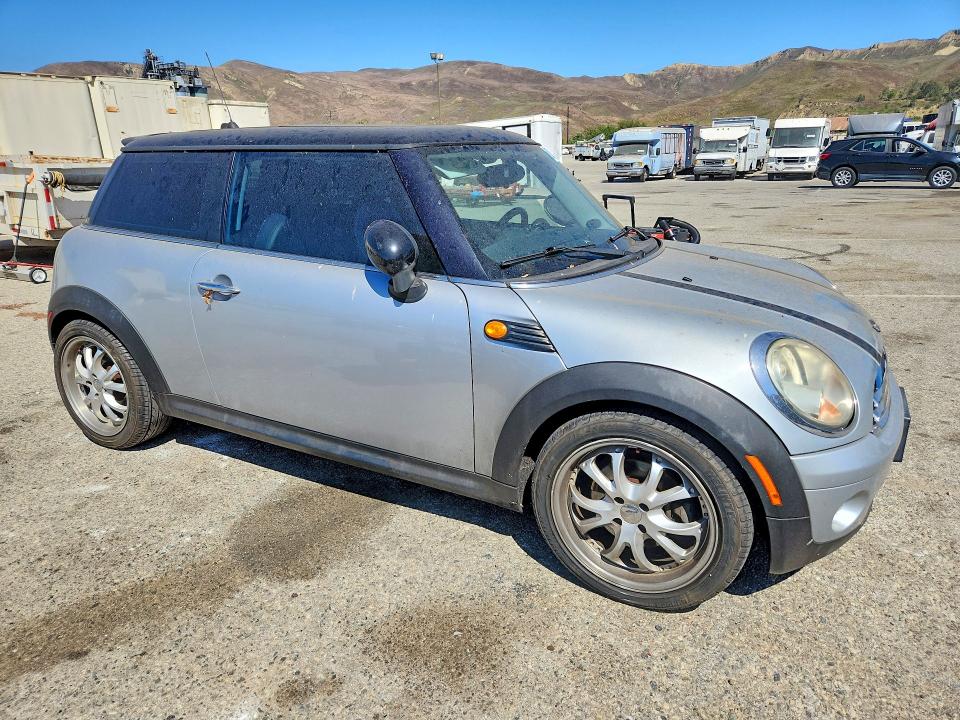 2010 Mini Cooper VIN WMWMF3C50ATZ64264 COPART salvage auction — NORMAL WEAR, Ca - Dis/Dlr/Exp Only Clean Title, sold $325 on 2026-07-31 (photo 4)