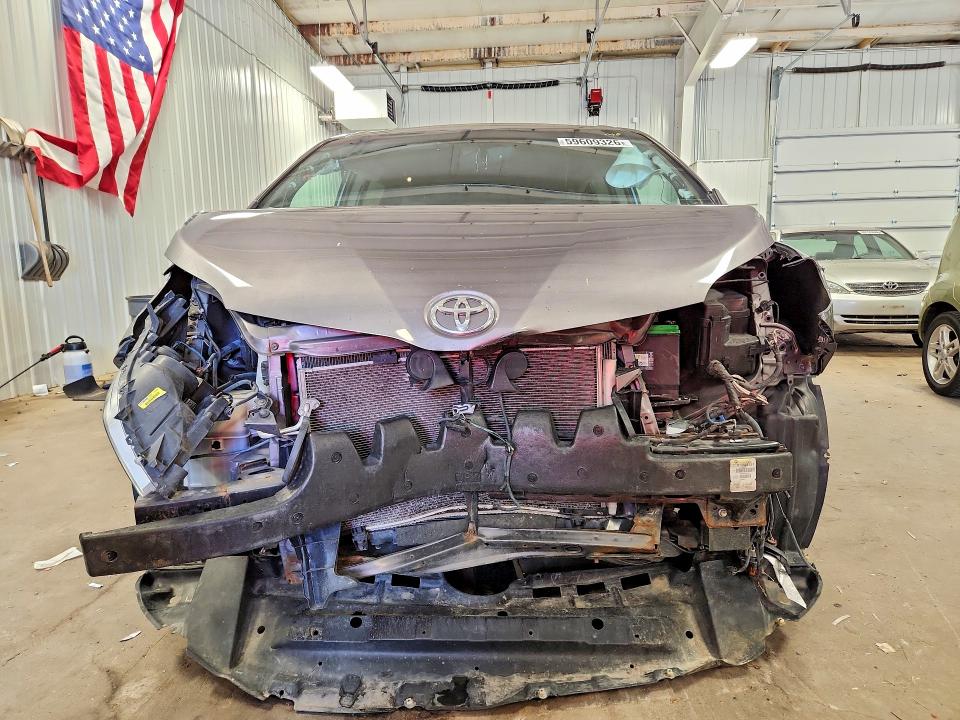 2015 Toyota VIN 5TDDK3DC0FS095389 COPART salvage auction — FRONT END, Mn - Cert Of Title-Salvage, sold $325 on 2026-07-28 (photo 5)