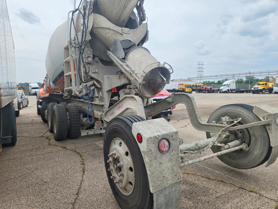 2018 Mack 700 gu700 VIN 1M2AX03C5JM037511 COPART salvage auction — ROLLOVER, OH - CERT OF TITLE-SALVAGE, sold $7,600 on 2026-09-08 (photo 2)