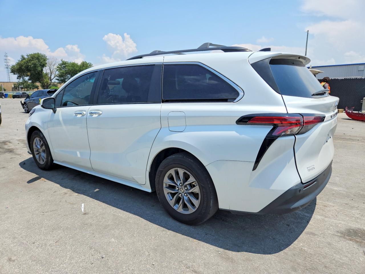2022 Toyota Sienna VIN 5TDJRKEC5NS091585 COPART salvage auction — Front End, IN - CERT OF TITLE-SALVAGE TITLE, sold $21,200 on 2026-08-21 (photo 2)