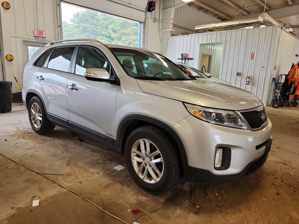 2015 Kia Sorento VIN 5XYKTCA69FG592327 COPART salvage auction — MECHANICAL, Mn - Certificate Of Title, sold $625 on 2026-07-28 (photo 4)