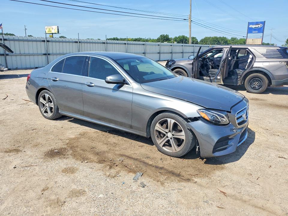 2017 Mercedes-benz E-klasse VIN WDDZF4JB5HA056976 COPART salvage auction — VANDALISM, Al - Cert Of Title-Salvage Title, sold $3,950 on 2026-08-29 (photo 4)