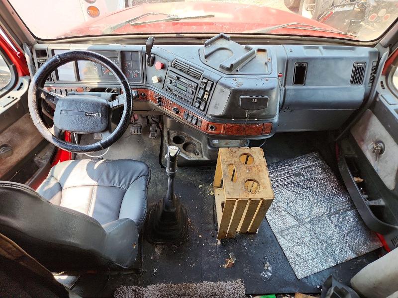2000 Volvo VIN 4V4ND4JH7YN246522 COPART salvage auction — Burn Interior, Wv - Salvage Certificate Fire, sold $450 on 2026-08-04 (photo 8)