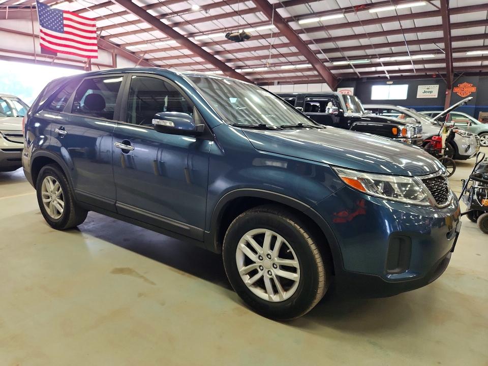 2014 Kia Sorento VIN 5XYKT3A60EG528787 COPART salvage auction — MINOR DENT/SCRATCHES, RI - CERTIFICATE OF TITLE (P), sold $2,500 on 2026-07-22 (photo 4)