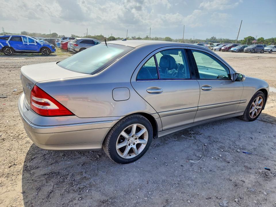 2007 Mercedes-benz C class VIN WDBRF92H77F914023 COPART salvage auction — MINOR DENT/SCRATCHES, FL - CERT OF TITLE-REBUILT, sold $500 on 2026-07-28 (photo 3)