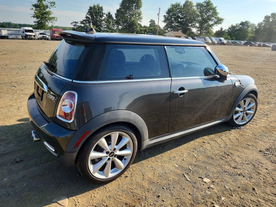 2011 Mini Cooper s VIN WMWSV3C51BTY15549 COPART salvage auction — NORMAL WEAR, NJ - CERTIFICATE OF TITLE, sold $575 on 2026-07-27 (photo 3)