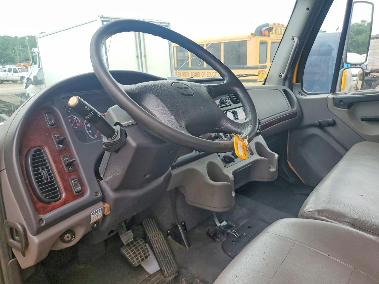 2019 Frht - freightliner VIN 3ALACWFC4KDKB9246 COPART salvage auction — Rear End, NJ - CERTIFICATE OF TITLE, sold $13,000 on 2026-09-18 (photo 8)