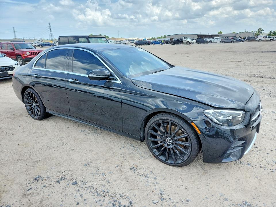 2022 Mercedes-benz E-klasse VIN W1KZF8DB7NB086232 COPART salvage auction — WATER/FLOOD, TX - SALVAGE TITLE-FLOOD DAMAGE, sold $8,500 on 2026-07-28 (photo 4)