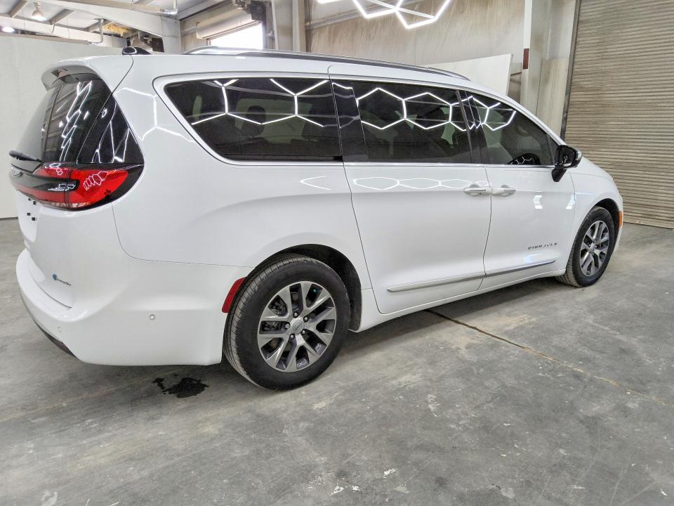 2023 Chrysler Pacifica VIN 2C4RC1N73PR542493 COPART salvage auction — NORMAL WEAR, Mo - Certificate Of Title, sold $12,400 on 2026-07-30 (photo 3)