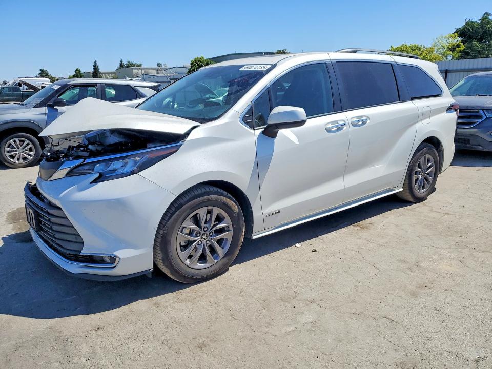 2021 Toyota Sienna VIN 5TDJRKECXMS058130 COPART salvage auction — FRONT END, Ca - Salvage Certificate, sold $5,600 on 2026-07-24 (photo 1)