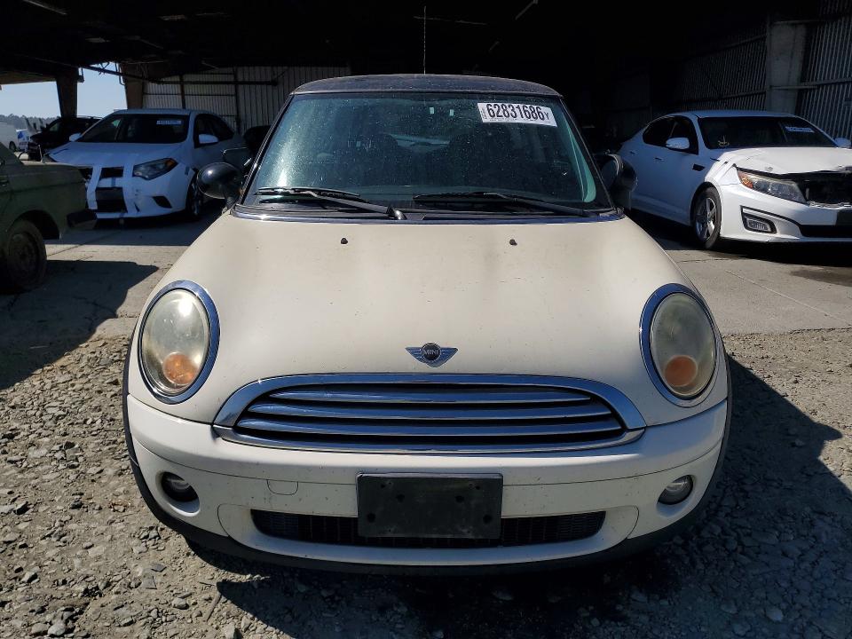 2009 Mini Cooper VIN WMWMF335X9TU75740 COPART salvage auction — MINOR DENT/SCRATCHES, CA - DIS/DLR/EXP ONLY CLEAN TITLE, sold $150 on 2026-08-03 (photo 5)