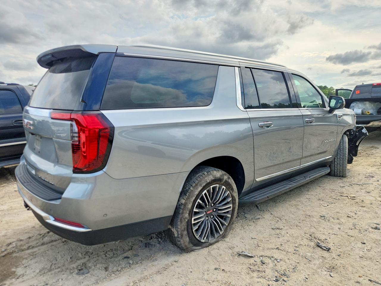2025 GMC Yukon XL VIN 1GKS2GRD8SR255306 COPART salvage auction — Front End, VA - CERT OF TITLE - SALVAGE, sold $39,000 on 2026-08-04 (photo 3)
