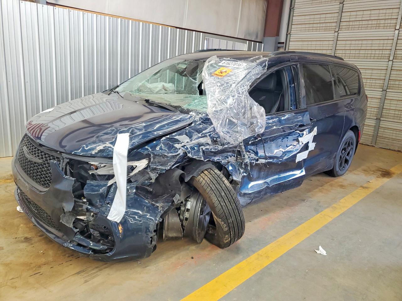 2024 Chrysler Pacifica VIN 2C4RC1S75RR102735 — COPART salvage auction photo