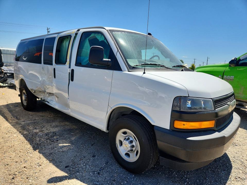 2025 Chevrolet VIN 1GAZGNFP5S1137204 COPART salvage auction — SIDE, Mo - Dealer Only Salvage Title (P), sold $17,800 on 2026-08-26 (photo 4)