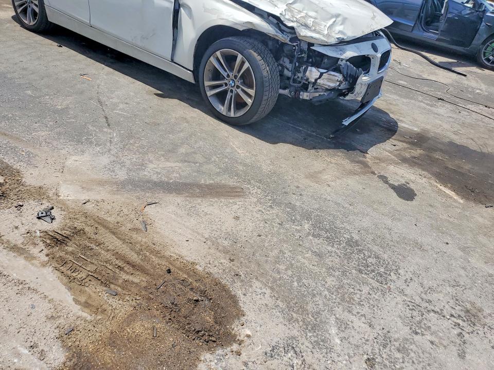 2017 BMW 3er VIN WBA8B9C37HK885981 COPART salvage auction — FRONT END, Fl - Cert Of Title Slvg Rebuildable, sold $3,000 on 2026-07-13 (photo 4)